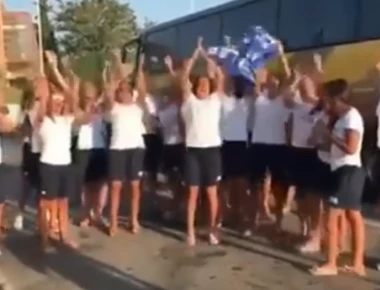 Βίντεο: Τα κορίτσια του πόλο αποθεώνουν τους Εφήβους για την κατάκτηση του Παγκοσμίου πρωταθλήματος!